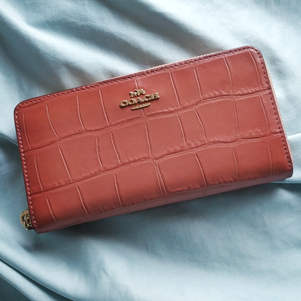 Coach - EUC - coral pink leather zippered wallet